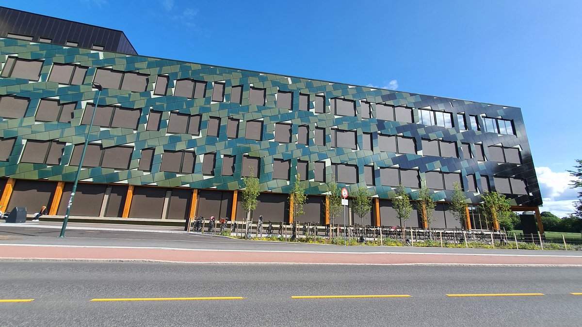 SophiaAkademie's tweet photo. Die neue #Vlodsokkola in Oslo mit einer Photovoltaik-Fassade. Insgesamt erzeugt das Gebäude mehr Energie als es verbraucht - auch Plus-Schule genannt. #PädagogischeArchitektur #ErasmusPlusMobile
#NachhaltigeUnterrichtsgebäude https://t.co/Hm7uJT2rK7