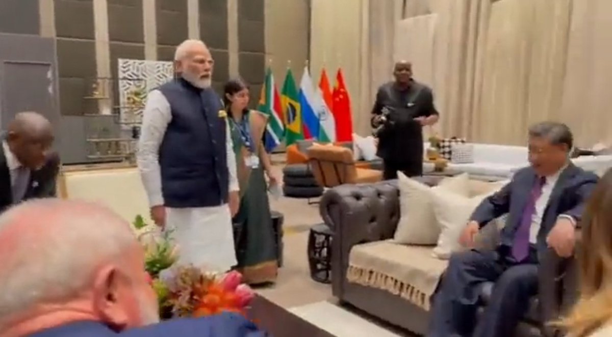 _HumHindustani's tweet photo. क्या कहती है ये बॉडी लैंग्वेज? Caption please #ModiSurrendersToChina https://t.co/fp6pBixz6k