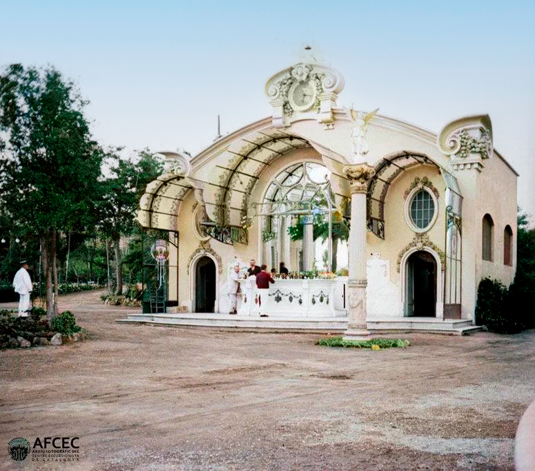 CatalunyaColor's tweet photo. Bar de l’antic parc d’atraccions Turó Park de Barcelona, el 1914. Quina llàstima que s'hagi destruït tot aquest patrimoni.. 

📸Arnau Izard i Llonch. AF @CEC_cat https://t.co/hzZMtGNBIg
