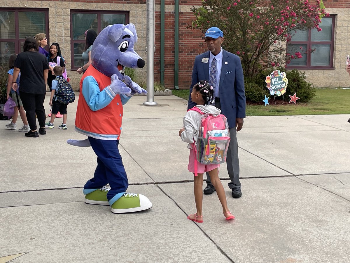 lindsaywhitley's tweet photo. It’s a great morning @GallberryFarm as @CCSSuptConnelly, Cooper and special guests welcome students to the #FirstDayofSchool! #CumberlandStrong https://t.co/bKreZMvqxv
