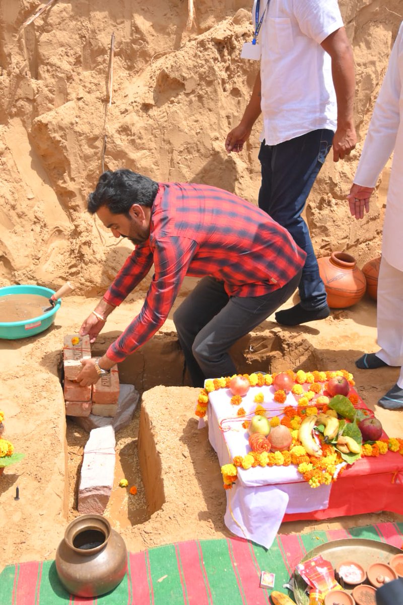hanumanbeniwal's tweet photo. सीकर जिले में सीकर - सालासर रोड़ पर स्थित ग्राम सूतोद में लोक देवता वीर तेजाजी महाराज की मूर्ति तथा धर्मशाला के निर्माण हेतु आज निर्माण स्थल पर भूमि पूजन करने का अवसर प्राप्त हुआ ! https://t.co/0PabAkXlvg