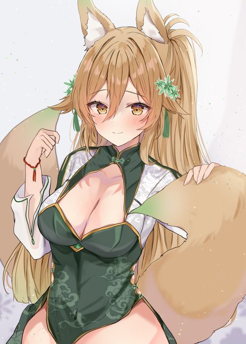 チャイナドレスの翠燐さん🦊もふもふ尻尾を添えて 