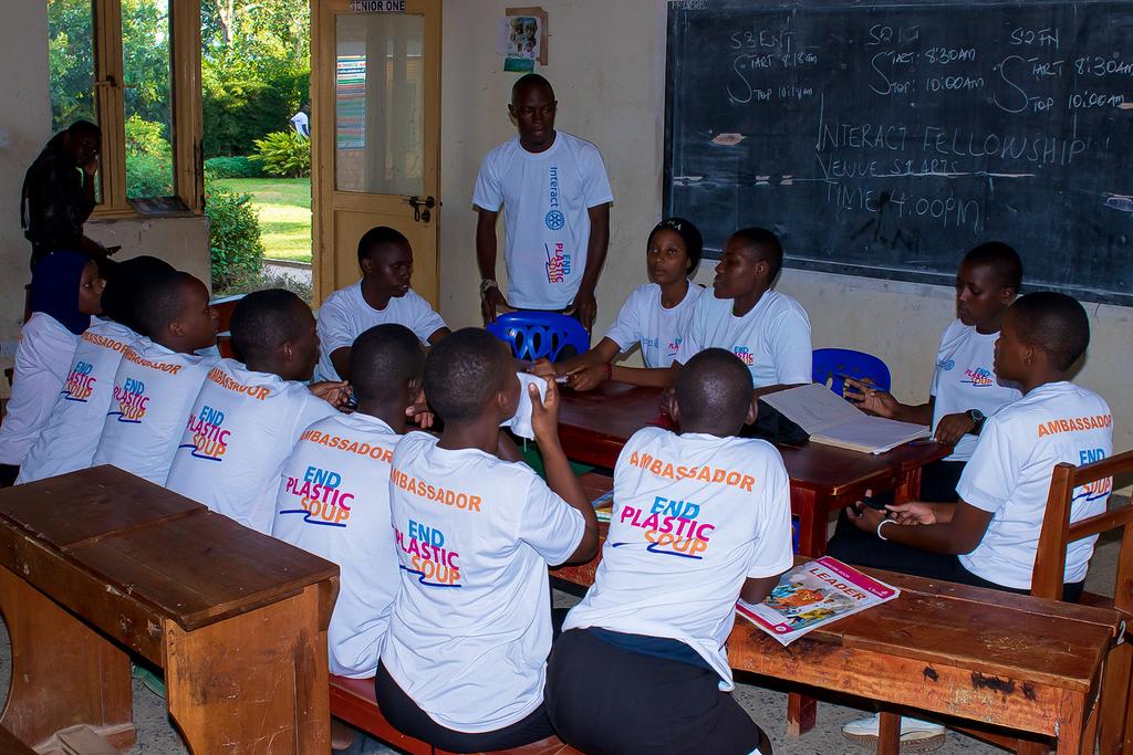 RotaractD9214's tweet photo. In collaboration with "End Plastic Soup," the Western Zone 1 [Greater Masaka] has imparted the significance of young generation #Interactors engagement in the pursuit of plastic-free societies. 

#CreateHopeInTheWorld https://t.co/wrfYFslMj7