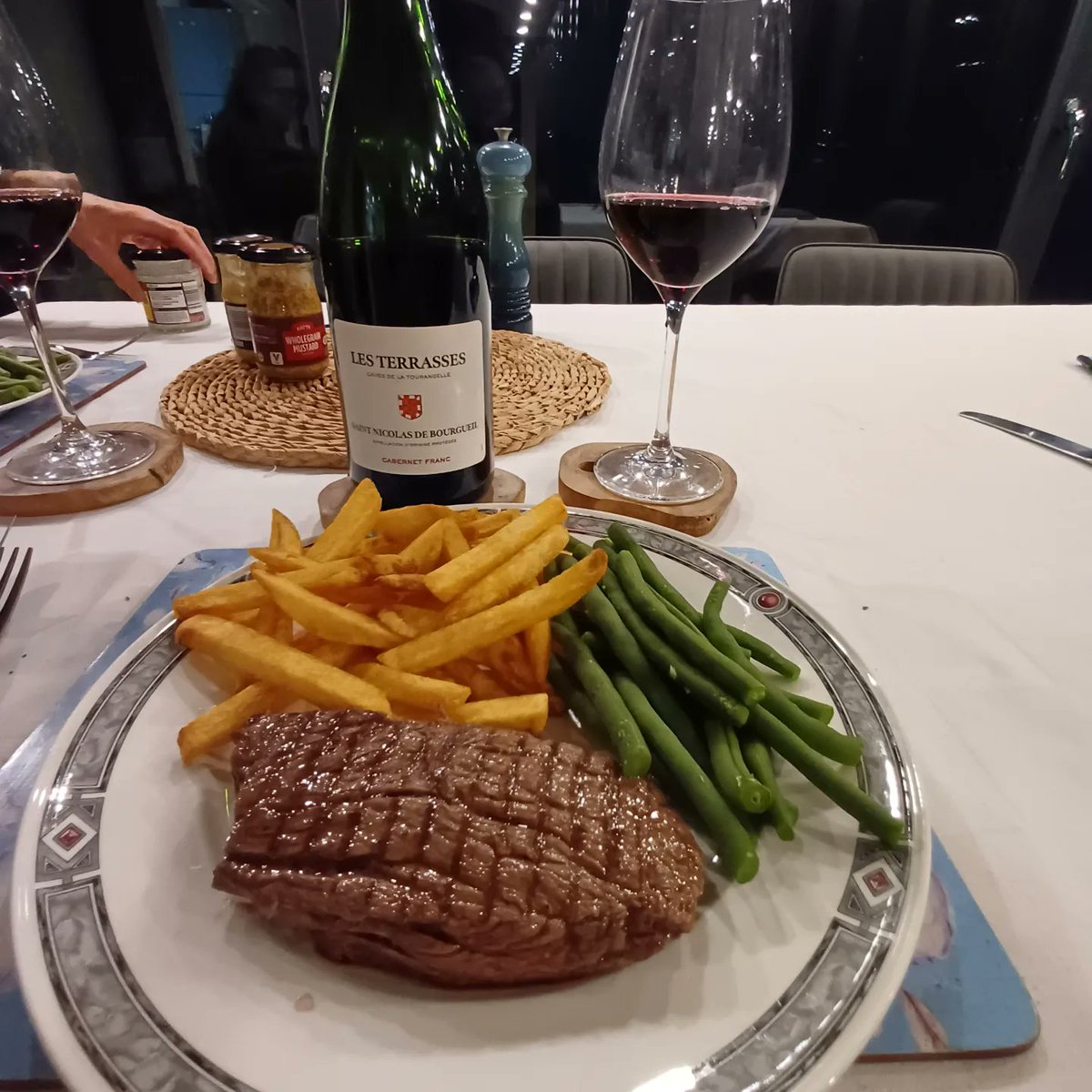 Simple supper last night, #greenhouse Tom's & buffalo mozzarella followed by Bavette steak frite & garden #veggies. Last of the @FlintVineyard Charmat and a light Loire red.