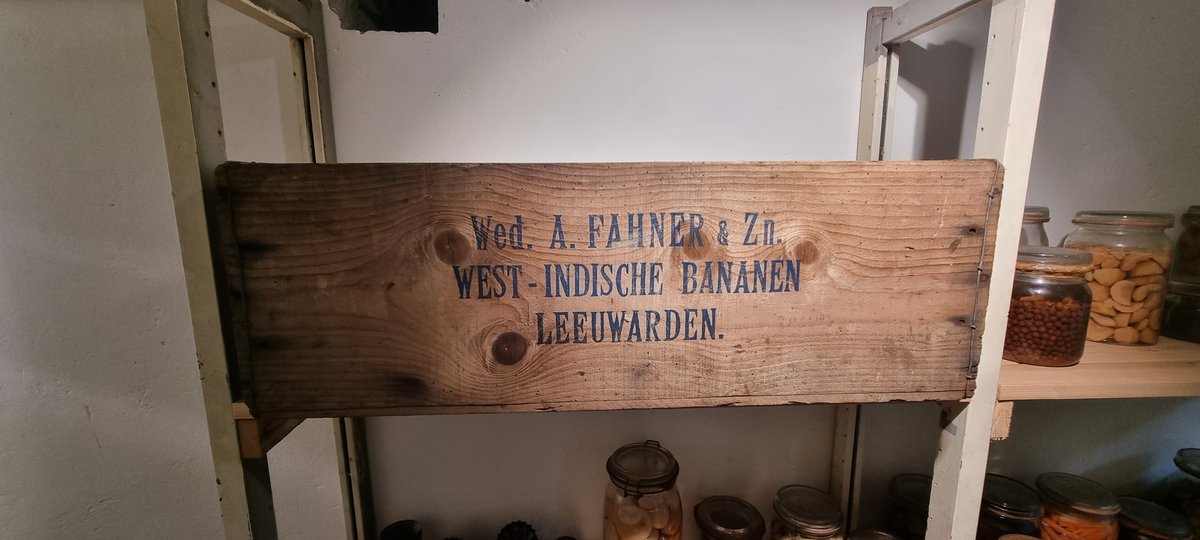 Nieuwe voorraad in voorraadkamer van de keukenbunker van Bunkermuseum Wn 12H #Vlieland