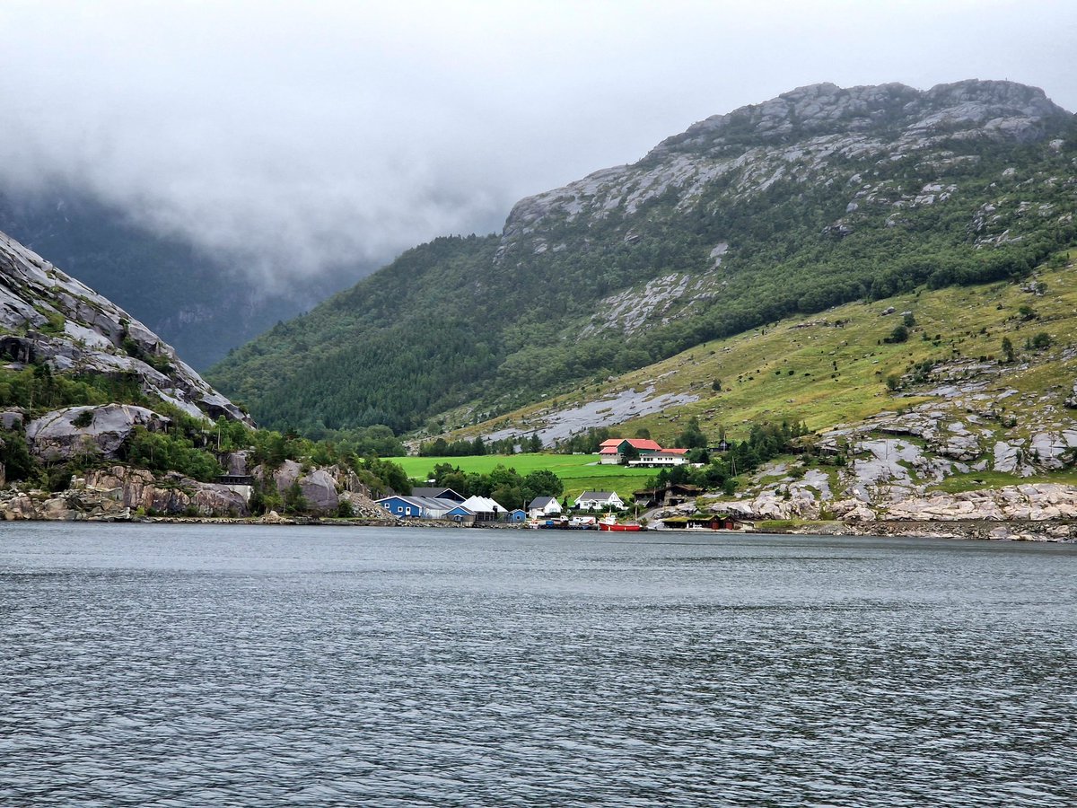 AdePunc21's tweet photo. Loving life in Norway #Stunning #MotherNatureAtHerFinest https://t.co/mYGpXaVDnu