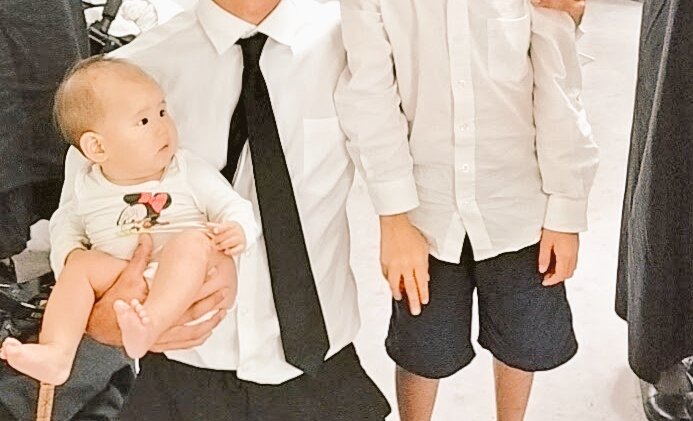 飛行機にのってお葬式→都市型ロープウェイにのって結婚式。飛行機はめっちゃ寝てくれて、エアキャビンは興味津津でキョロキョロしてた🥰

一週間物理的な距離と心身とめちゃくちゃ忙しかったな、、、🫠

👶おつかれさま。毎度お付き合いありがとう〜。

(お葬式おわって着替えたあとの写真)