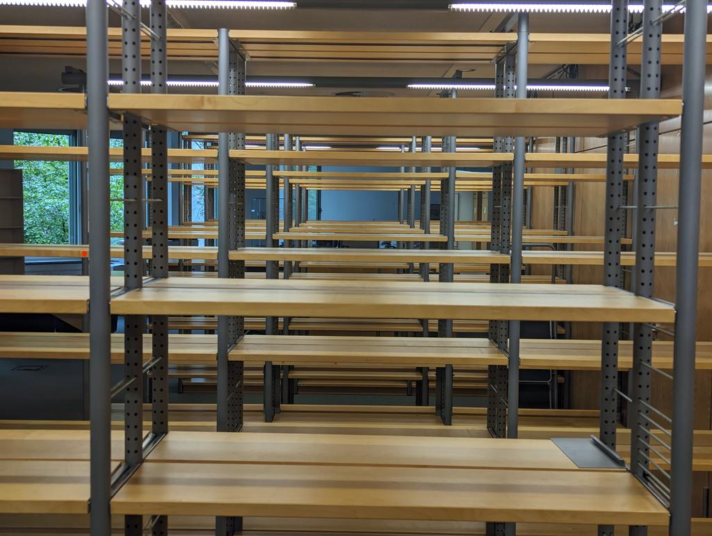 FaMi_Guy's tweet image. Der Lesesaal leert sich langsam.
Über 100 Regalmeter wurden von 3 Famis in etlichen Fahrten ins Magazin gebracht.
So langsam nimmt es Form an.
#umzug #bibliothek