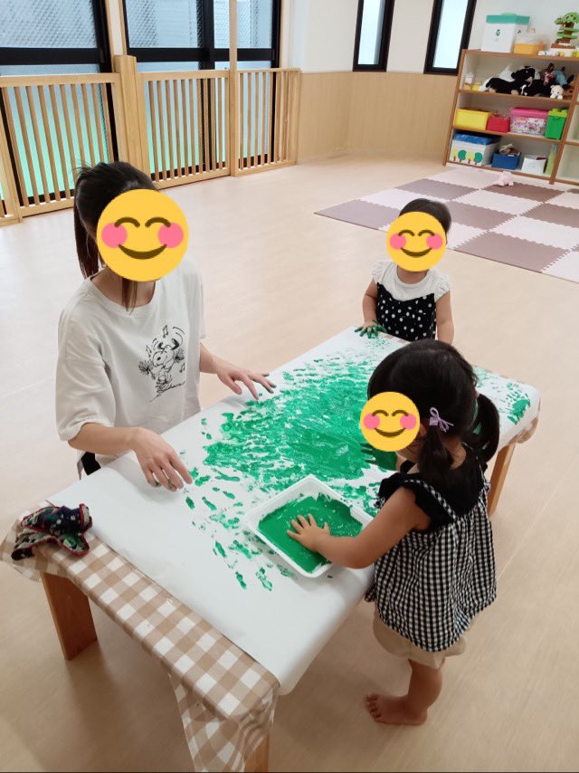 TortoiseUmejima's tweet photo. こんにちは。トータス保育園 足立区梅島です。おかげさまで開園から1ヶ月経ちました。

今日は1歳児さんと感触遊びをしました。

白い紙の上に緑色の絵の具で手形をペタペタペタ。

ペタペタし過ぎて手の形見えなくなってしまいましたが💦

それでも楽しそうに遊んでいたので◎

#足立区認可外 https://t.co/7ypzx4UBY7