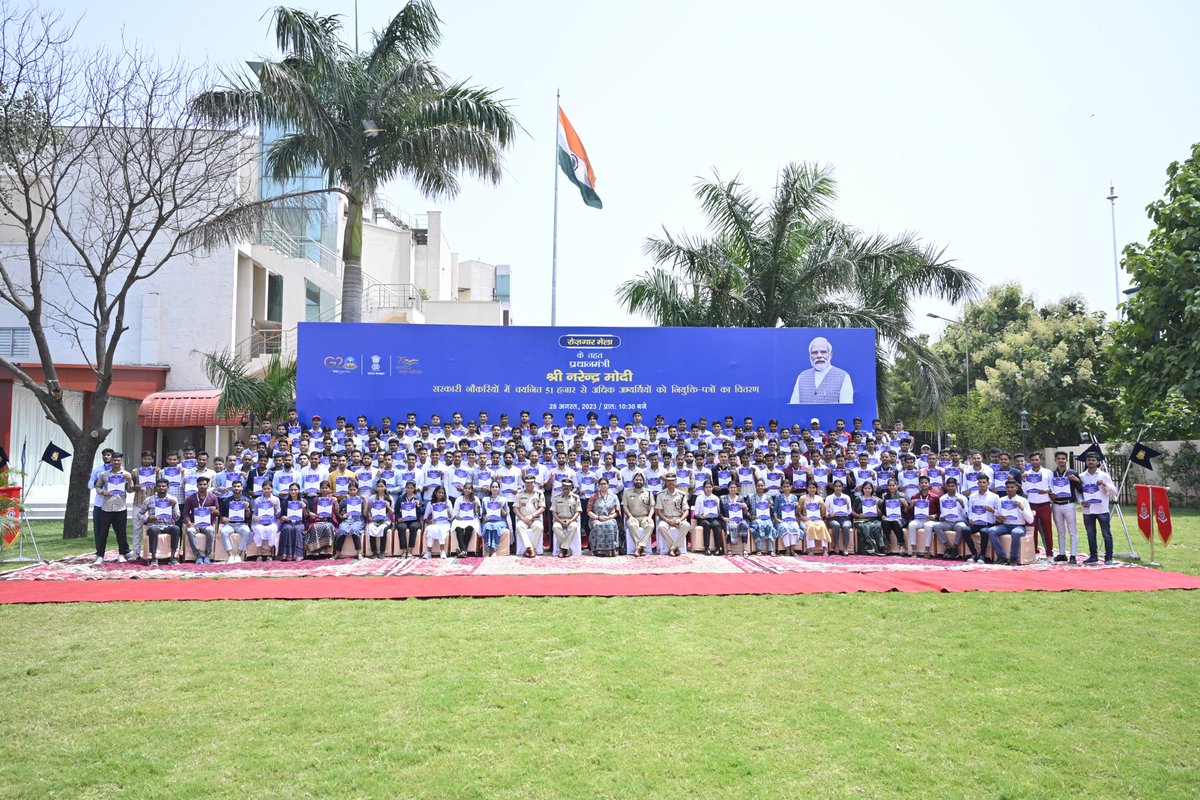Smt. Smriti Zubin Irani, Women & Child Developement and Minority affairs Minister graced the #RozgarMela event at #CRPF's Shaurya Officers Institute, New Delhi and distributed appointment letters to newly recruited candidates.