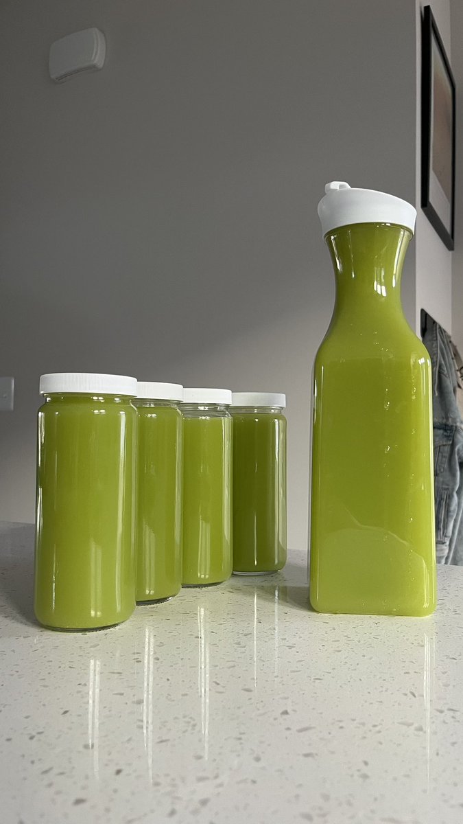 drezzyyyy's tweet photo. this is the best green juice i’ve made

2 bunches of celery
1 pineapple
3lbs of Granny Smith apples
2lbs of lemons

makes ~ 115 oz https://t.co/J2NWMarGTl