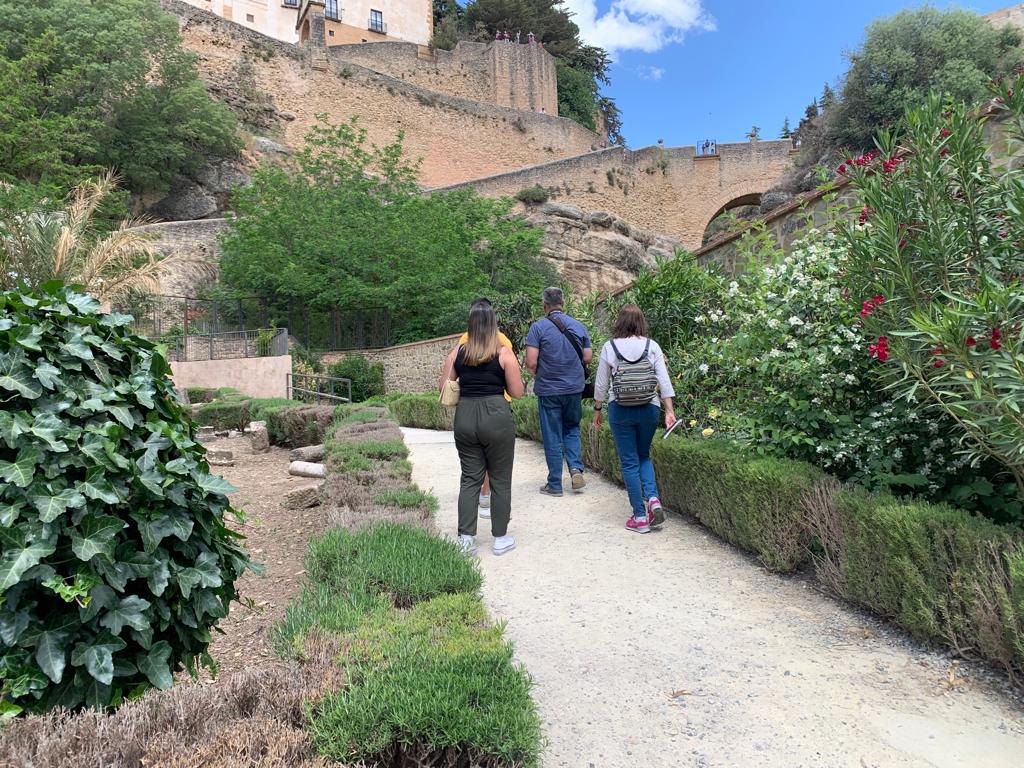 radio_ronda's tweet photo. Turismo de Ronda licita el mantenimiento de las zonas verdes en los monumentos. Más info: https://t.co/JY8qEf1p74
#radioronda
#ayuntamientoderonda
#TurismodeRonda https://t.co/EPy3dqy0Lq