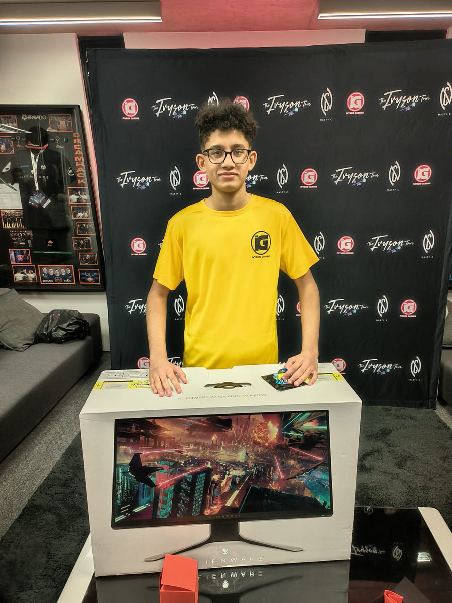 W's all round yesterday.

Huge thanks to <a href="/IvysonGaming/">Ivyson Gaming</a>, <a href="/bravadogaming/">Bravado Gaming</a> and 
my team <a href="/Kingoumar_/">YOUR FAVOURITE YOUTUBER</a>