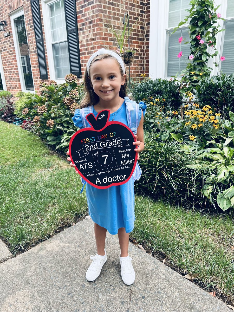 MegHenry7's tweet photo. All smiles as they were off to 2nd Grade &amp; K! I can’t wait to pick them up! #apsback2school 🚌📚✏️ https://t.co/JOvS1DnqtQ