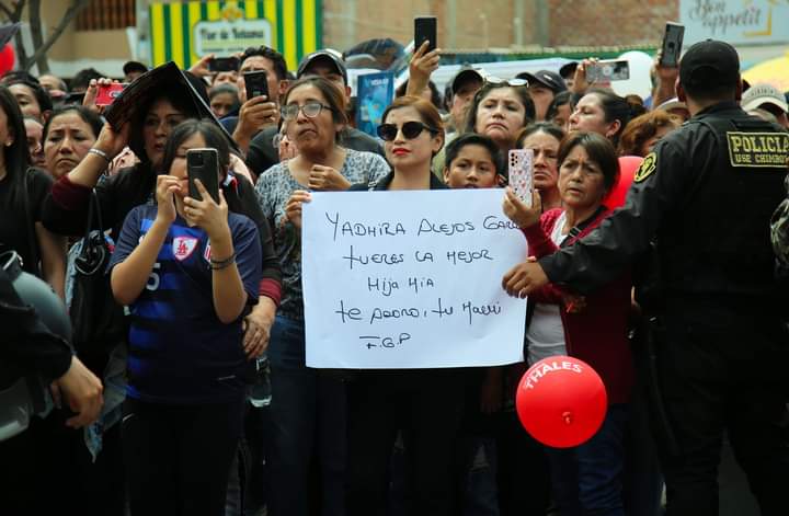 cynthiafeli's tweet photo. No existe amor más grandioso y reconfortante como el que brinda una madre.
Siempre precisa, atenta y dispuesta a cubrirte con toda su seguridad y paz. 

📸Foto tomada en los exteriores de la Universidad Nacional del Santa tras culminar el examen de admisión. https://t.co/TVaIkHF0jI