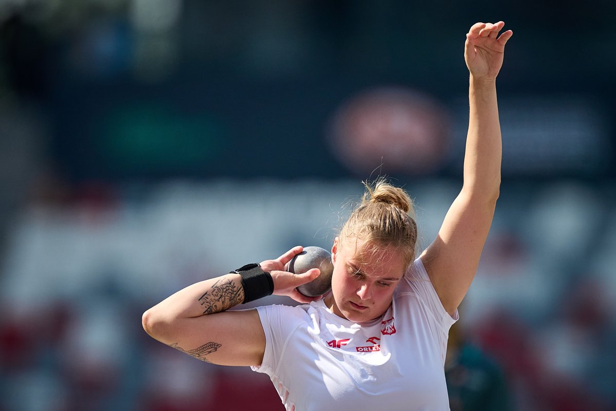 wojpodlaskie's tweet photo. Polska zakończyła Mistrzostwa Świata w Lekkoatletyce w Budapeszcie z 2 medalami - oba należą do sportowców KS Podlasie. W. #Nowicki z #TeamPodlaskie i N. #Kaczmarek wywalczyli srebro. Gratulujemy również @KlaudiaKardasz i D. #Czykier z #TeamPodlaskie za udział w tej imprezie! https://t.co/gIfAq6dgZo