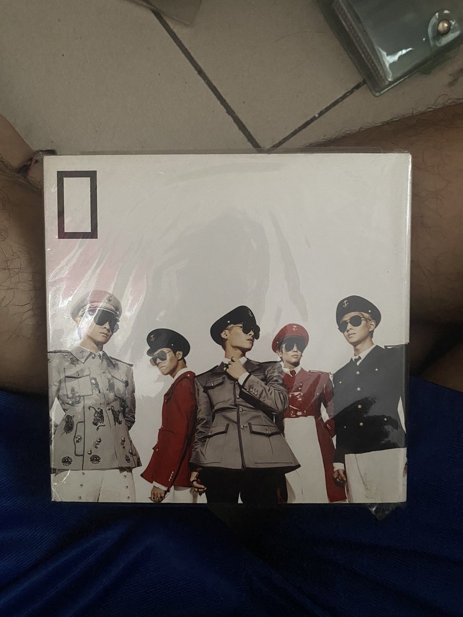 pinguring's tweet photo. WTS LFB SHINee PH

Everybody

Inclusions:
- photobook
- CD
- no pcs

Comes with a protective plastic sheet (seen in photo)

Php 300 https://t.co/zy0Zh5Zb29