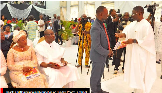 KudilandNG's tweet photo. Photo Story: Tense Moment as Security Aide Blocks Shaibu's Access to Obaseki https://t.co/MXxkFSdvi1 #wickedangel #esther #buba #PeterObi #GeneralElectionNow #obaseki #viral #viralvideo https://t.co/SKEQwIZ1vH