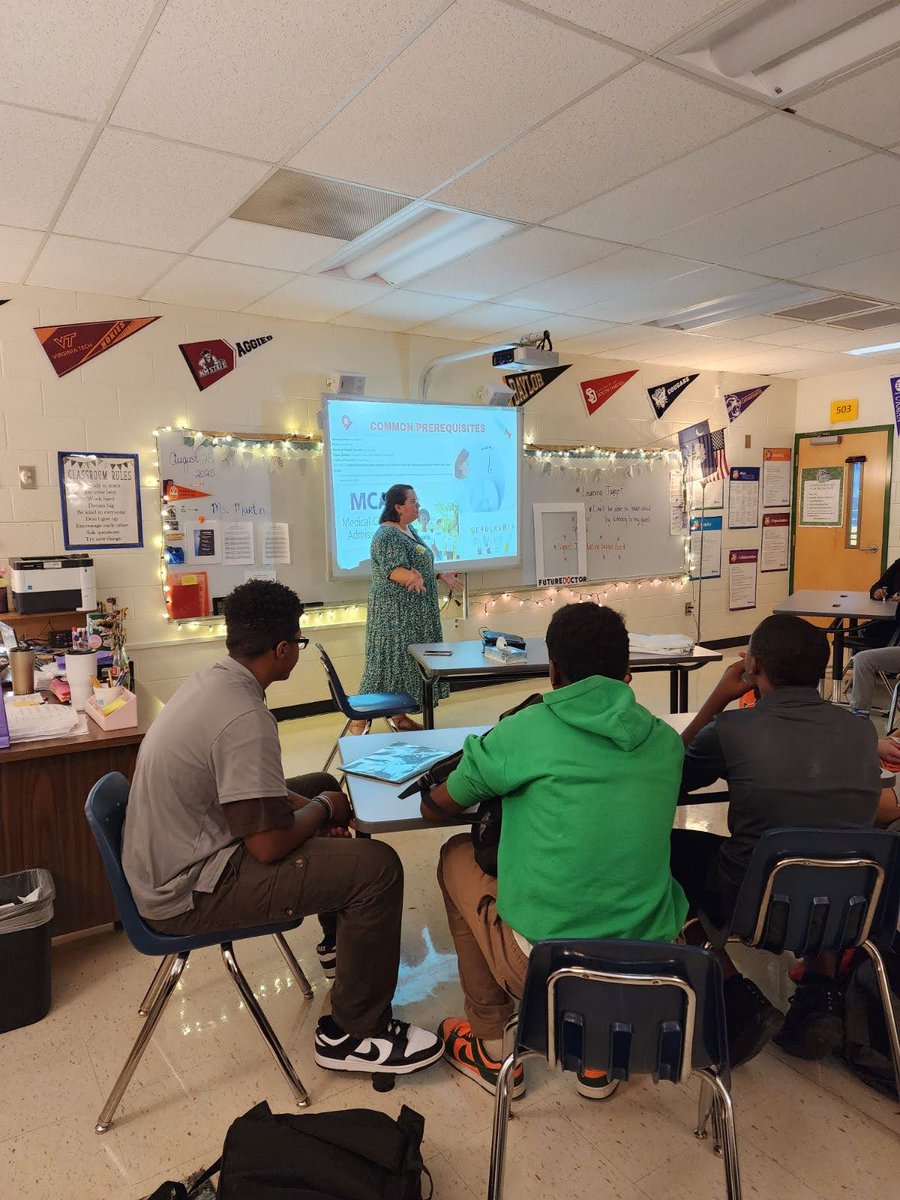 BereaBulldogsMS's tweet photo. ๐ฉโโ๏ธLast Friday, AVID students welcomed their first guest speaker, Kathryn Vess a medical student from
@VCOMCAROLINAS
๐ฉบStudents were engaged as they learned about the medical field, tried out tools of the trade, and asked questions #lovesupportaccountability #workhardbekind https://t.co/aeuk5tUe2B