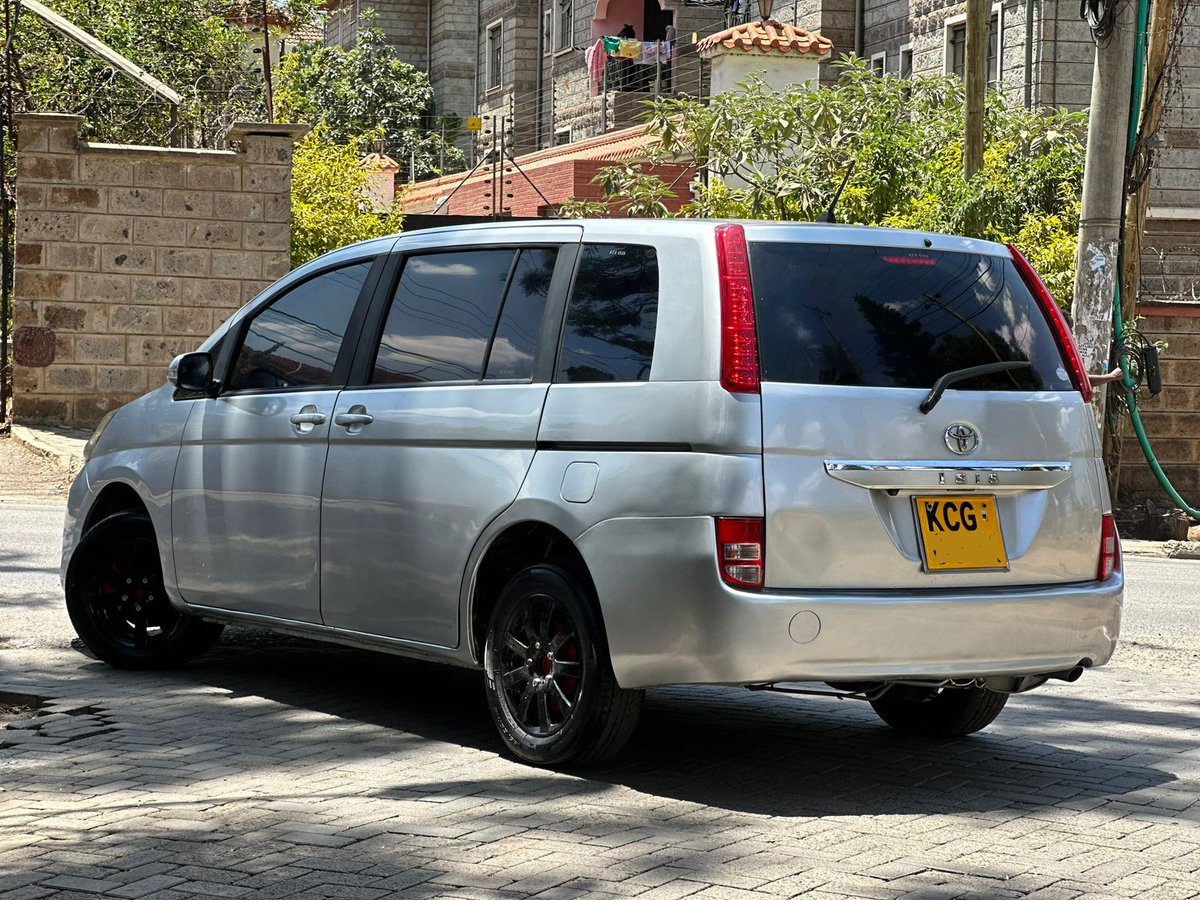 House_Of_CarsKE's tweet photo. So you want a 7 seater but on a budget below 1M we got you ๐. For only 750k you can buy this mint condition 2009 Toyota ISIS 1800CC with premium fabric interior fog lights Alloys and steering wheel controls #MondayMotivation #MaryMoraa #ImmigrationExcellence #Nyayohouse https://t.co/EBlYVNqmKi