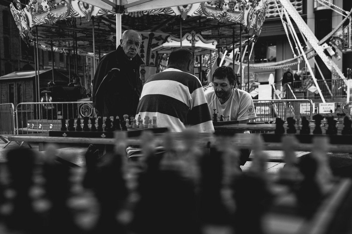 the chess boss 

#streetphotography #bnw_captures #bnwpoland #bnwphotography #blackandwhitephotography #bnwmood #streetdreamsmag #street #chess #streetphotographyinternational #streetshared #raw_streeet #canonrp #canon #moments_in_bnw