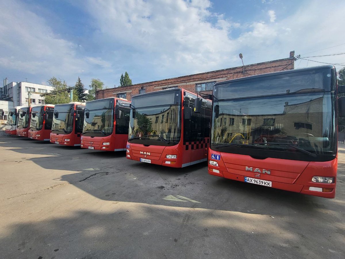 nuernberg_de's tweet photo. Die Situation in #Nürnberg|s Partnerstadt Charkiw bleibt angespannt. Es fehlt auch an Fahrzeugen für den Nahverkehr. Wir haben dem Verkehrsbetrieb #Charkiw daher neun ausgemusterte Busse der @VAG_Linieninfo geschenkt: https://t.co/0MqJaxZiRn https://t.co/9bQo8HHlMZ