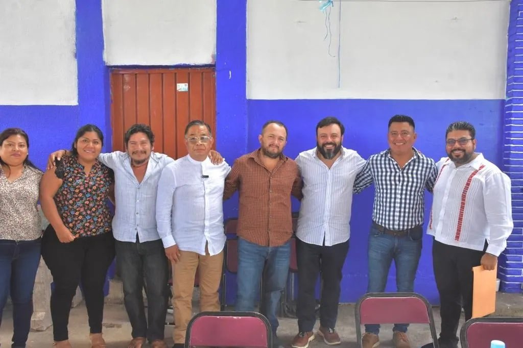 jesusromerooax's tweet photo. Con el Comisariado y Presidente de Santa María Chimalapa estamos construyendo la paz territorial para Oaxaca. Agradezco su recepción este fin de semana junto al Consejero jurídico @geovanyvasquez https://t.co/VbAbvUPsdB
