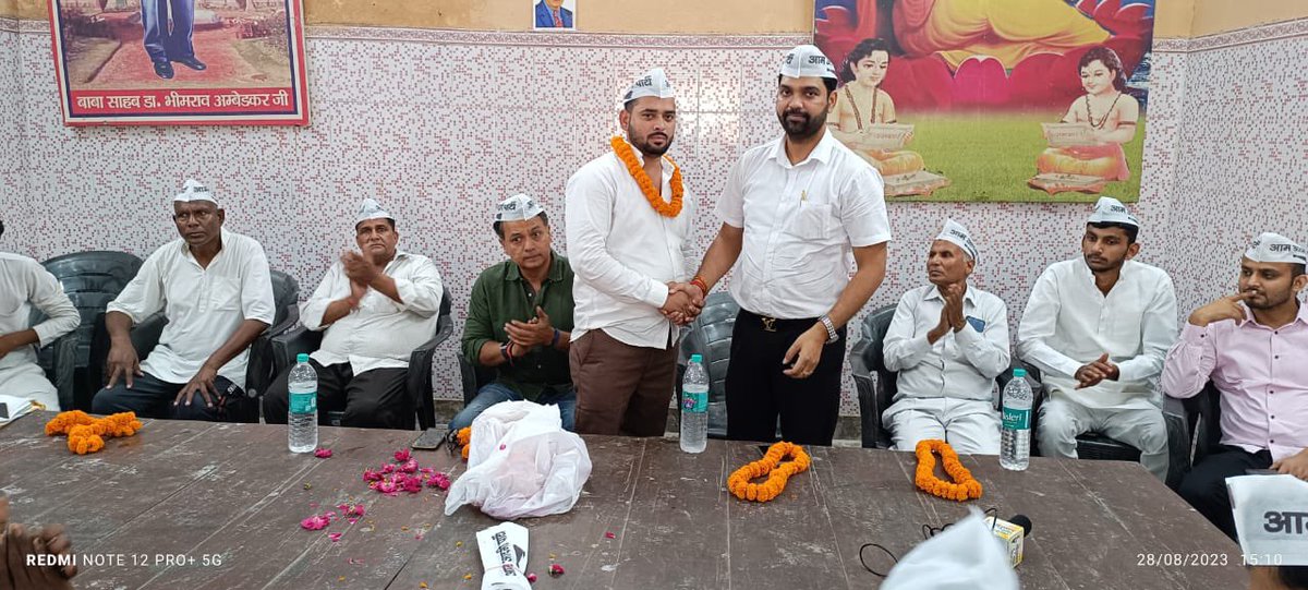 sachinsharmaAAP's tweet photo. आज ग़ाज़ियाबाद के मोदीनगर विधान सभा में ज़िला प्रभारी @NitinTyagiAAP जी की उपस्थिति में संगठन की बैठक हुई । AIMIM के कई पदाधिकारियों ने पार्टी छोड़ कर @AAPUttarPradesh की सदस्यता ली ।परवेज़ भाई को विधान सभा अध्यक्ष नियुक्त किया गया ।
@SanjayAzadSln 
@dhaka_somender https://t.co/1fls0vLhPP