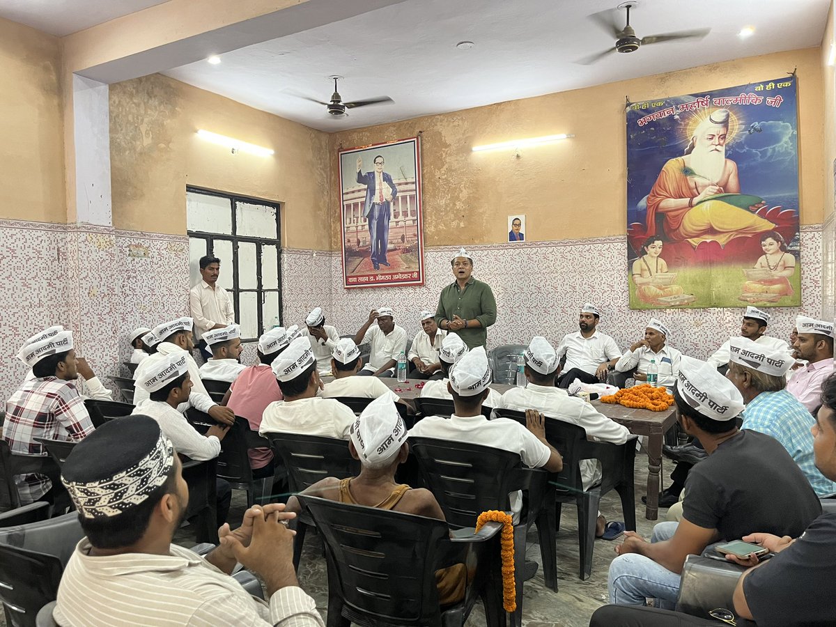 sachinsharmaAAP's tweet photo. आज ग़ाज़ियाबाद के मोदीनगर विधान सभा में ज़िला प्रभारी @NitinTyagiAAP जी की उपस्थिति में संगठन की बैठक हुई । AIMIM के कई पदाधिकारियों ने पार्टी छोड़ कर @AAPUttarPradesh की सदस्यता ली ।परवेज़ भाई को विधान सभा अध्यक्ष नियुक्त किया गया ।
@SanjayAzadSln 
@dhaka_somender https://t.co/1fls0vLhPP