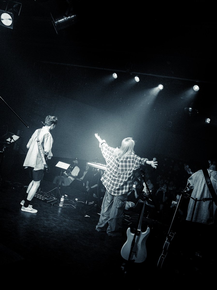 사랑말곤 다 식어버린 여름 이제 겨울로 뚜벅뚜벅 걸어간다!