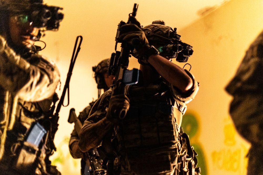 NavySEALfnd's tweet photo. "Bravery is being the only one who knows you’re afraid." - Franklin P. Jones
Photo Credit: Sgt. Patrik Orcutt
#MotivationMonday #NSFTeammates #StandwithSEALs #ANationofSupport #NavySEALs #SEALs #SWCC #NSW https://t.co/sOQlYdAUe8