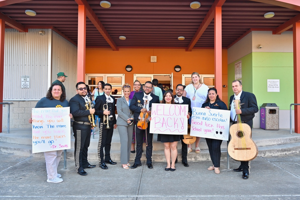 BakerRipley's tweet image. One week down in the 2023 school year! 🍎 Let&apos;s celebrate! Here&apos;s a peek into the fantastic start at the BakerRipley schools. 🥳

#BackToSchool #2023SchoolYear #ClassesStart #BakerRipley #education #excited