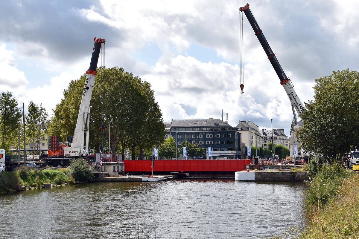 #Travaux à #Caen. Remis à neuf, le 𝐩𝐨𝐧𝐭 𝐝𝐞 𝐥𝐚 𝐅𝐨𝐧𝐝𝐞𝐫𝐢𝐞 est rouge de plaisir de retrouver sa place.
🚶‍♀️ 🚴‍♂️ Dès cette semaine, un accès piétons/cyclistes sera rétabli 🚗 Sa remise en service complète devrait avoir lieu fin septembre.
➡️ caen.fr/actualite/pont…
