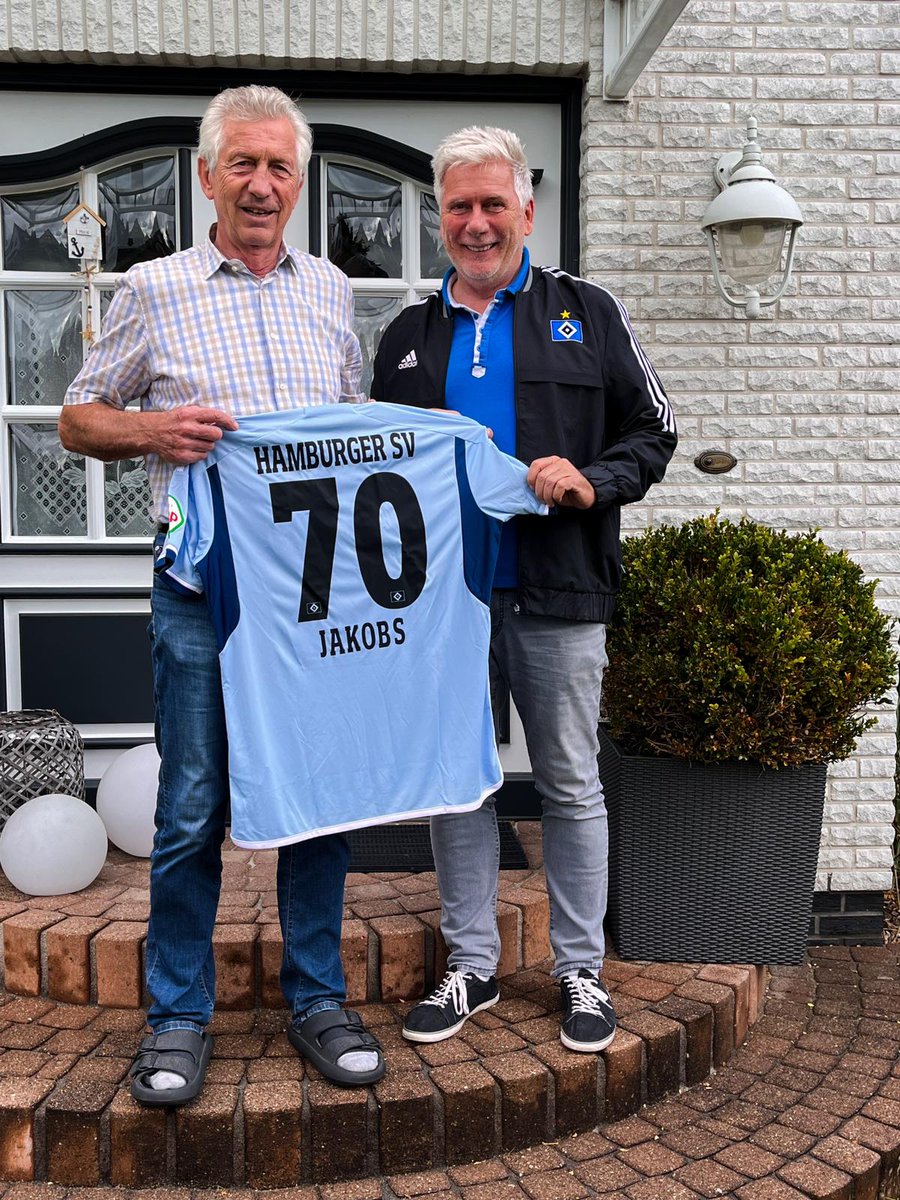 HSV's tweet photo. Heute feiert eine besondere Persönlichkeit des deutschen Fußballs ihren 70. Geburtstag: Ditmar #Jakobs. 🎂🎉
Wir gratulieren ganz herzlich! 🍀
Als Geschenk gab es ein Trikot, das unser Koordinator der HSV-Ehrenliga Jürgen #Ahlert persönlich vorbeigebracht hat. 🔷
#nurderHSV https://t.co/tI92uSBssN