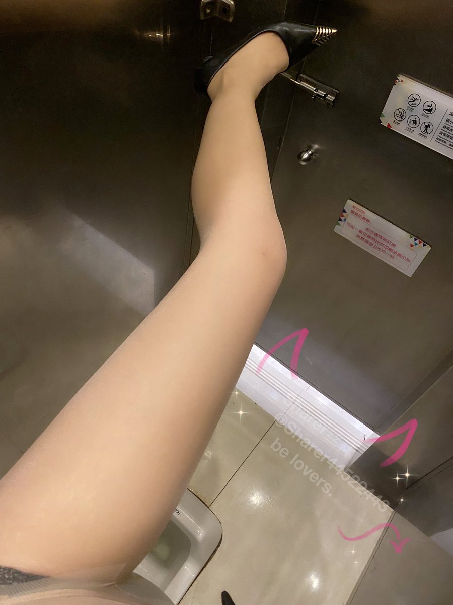 🎀这会丢人丢到家了…….
来厕所拍照丝袜和内裤，手机闪光灯忘记关了，门外等候的人本来交谈甚欢，我这边闪光灯一闪，门外鸦雀无声……这明摆是被发现我在里面自拍，好丢人啊。一直等到她们都入厕，我才慌张跑出来😂😂。 https://t.co/rcDOrPdcP7