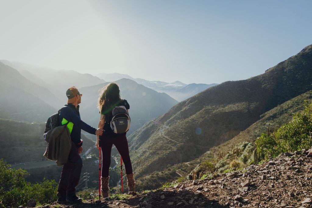 BENEFICIOS.- La Región Metropolitana ofrece diferentes lugares en el sector cordillerano para los amantes del trekking y las aventuras outdoor. mediodirecto.cl/2023/08/26/5-l…