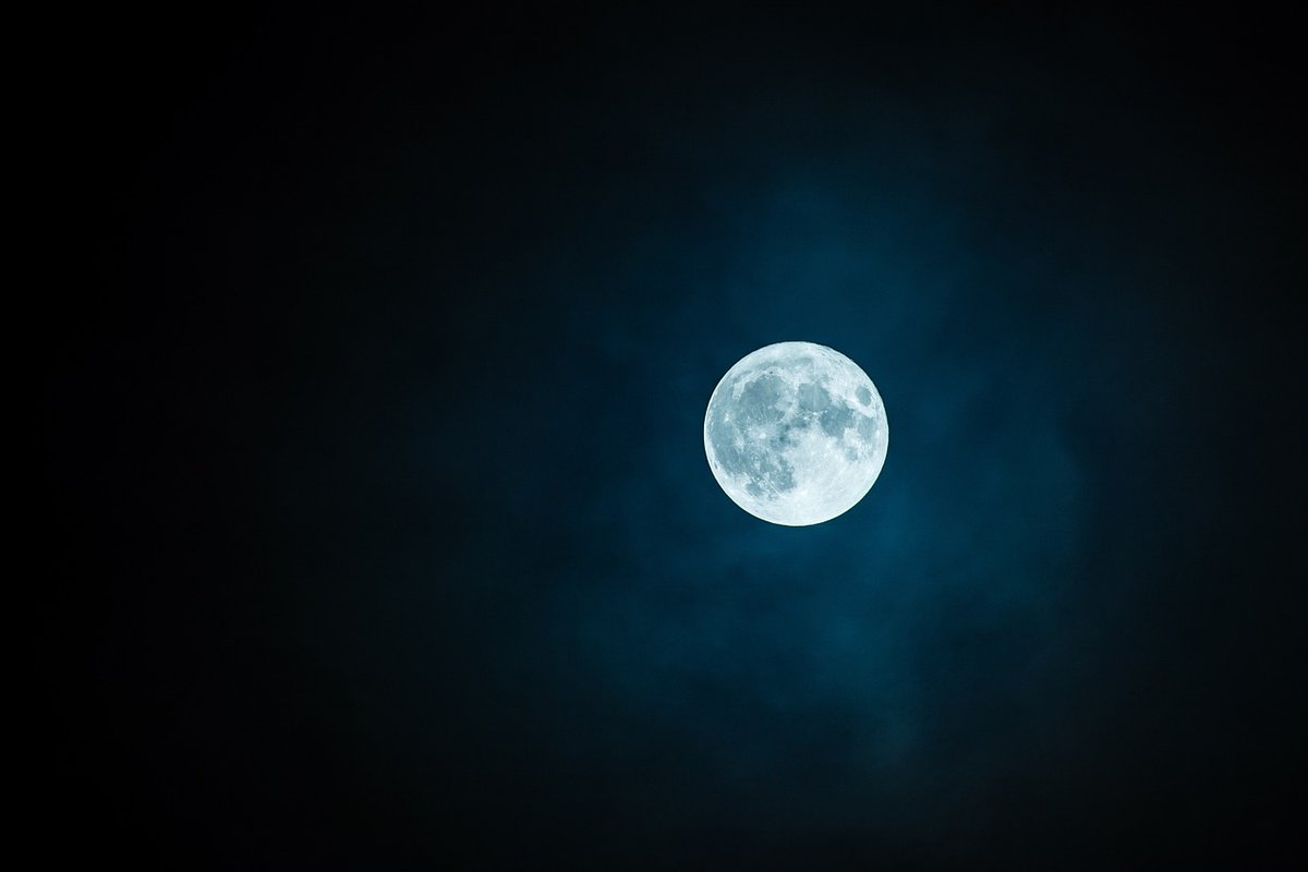 Queda muy poco para que llegue la Superluna Azul: la luna llena más grande y brillante. Su nombre nada tiene que ver con su color si no con que será la segunda del mes de agosto. Tendrá lugar la noche del 30 al 31 de agosto y la próxima luna azul de este tipo, ocurrirá hasta
