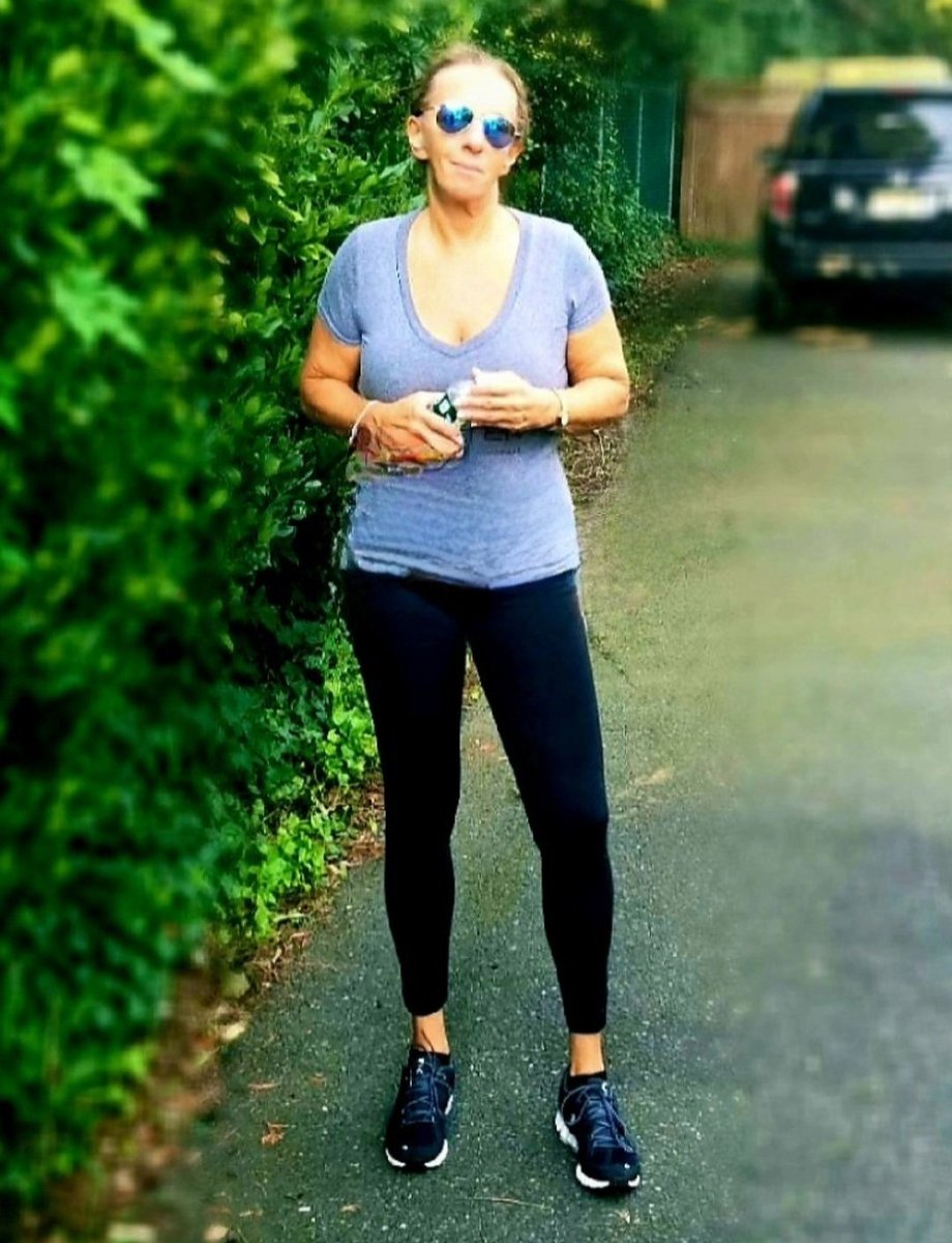 follow_Phyllis's tweet image. It's Monday morning, and I'm exhausted. It's hot and humid outside, and I'm so tired, but I put on my sneakers. I did my 2 miles, and now I'm home and happy. What are your workout plans for today? Remember, nobody can do it for you. You need to do it for yourself.#walk
#WalkMore