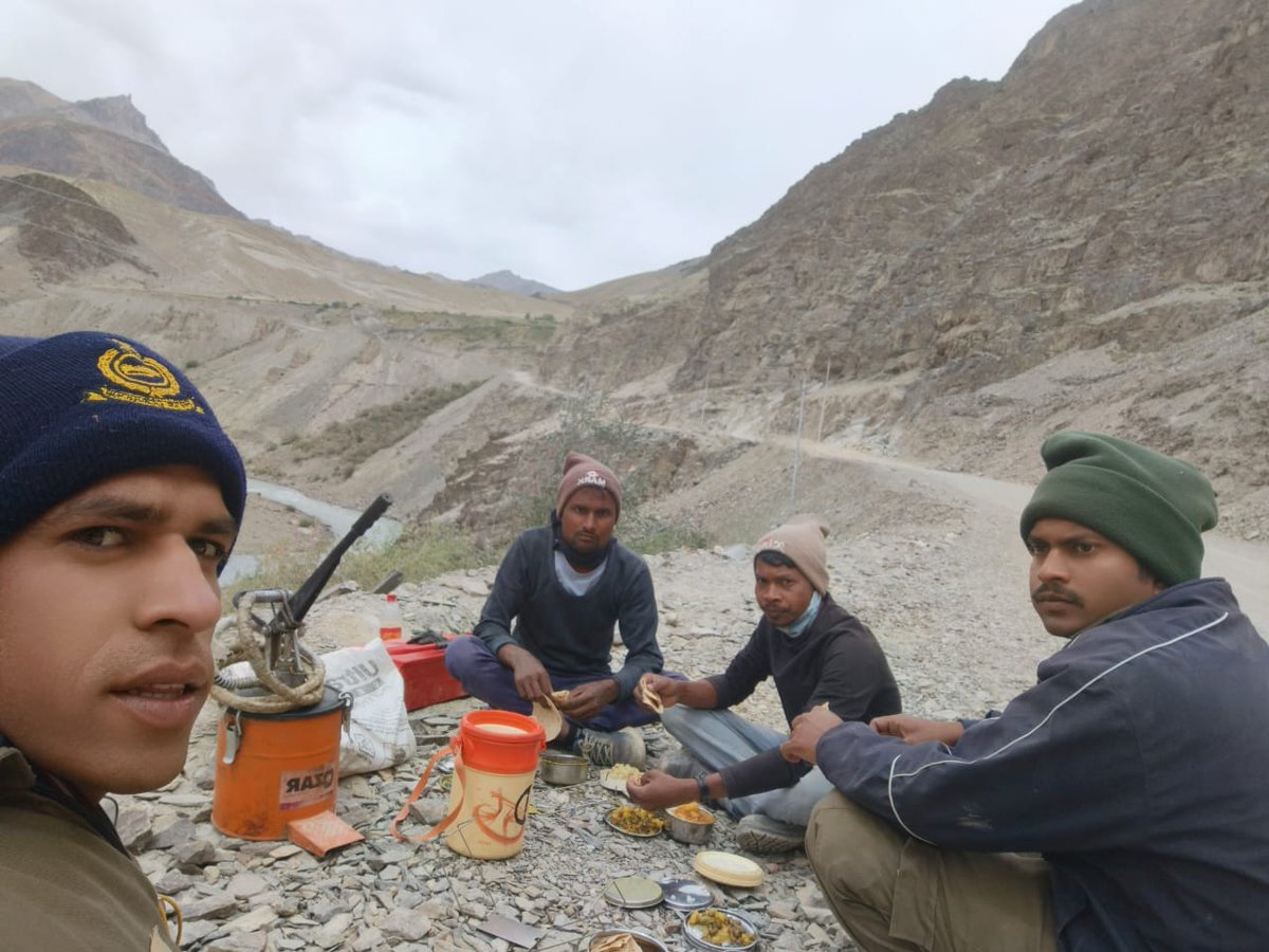 DasharthSharma6's tweet image. फौजे कि जिन्दगी आसान नही भाईयों
जय जवान जय किसान 
#BROARMY @BROindia @adgpi @ARMurugadoss