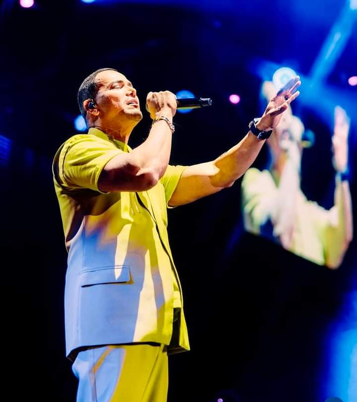 FANSPECADOPVM's tweet photo. @VictorManuelle anoche en el Movistar Arena de Chile 🇨🇱 
#VíctorManuelle #PecadoPerfecto https://t.co/hzJLn4M2bh