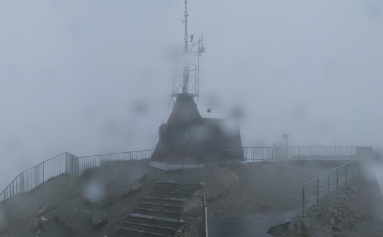 meteoschweiz's tweet photo. Unterschiedliche #Schneefallgrenzen: Im Osten Regen auf dem Säntis in 2500 m Höhe (Bild links), auf dem #Alpentower 2250 m oberhalb Meiringen, als auch auf der Sunnegga 2288 m oberhalb #Zermatt dagegen liegt bereits Schnee. Quelle: Roundshot https://t.co/lS4wtlSOhl