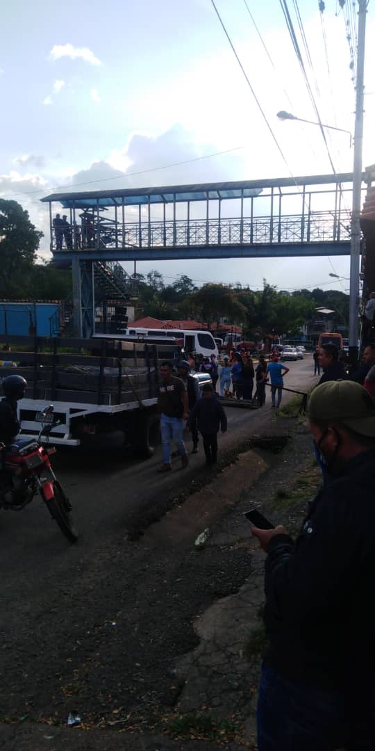 #28Ago Trancada la vía Rubio a la altura del Pueblito #Táchira, por ciudadanos que han sido afectados por las fuertes precipitaciones y no han recibido ningún tipo de atención por parte del Gobierno Regional.

Una realidad que el Gobernador <a href="/FreddyBernal/">Freddy Bernal</a> no puede tapar pintura.