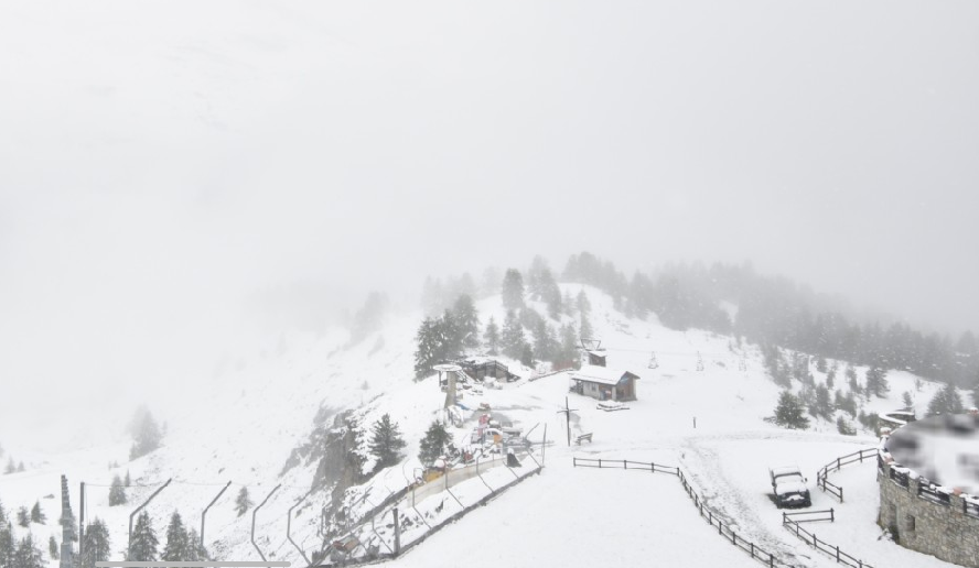 meteoschweiz's tweet photo. Unterschiedliche #Schneefallgrenzen: Im Osten Regen auf dem Säntis in 2500 m Höhe (Bild links), auf dem #Alpentower 2250 m oberhalb Meiringen, als auch auf der Sunnegga 2288 m oberhalb #Zermatt dagegen liegt bereits Schnee. Quelle: Roundshot https://t.co/lS4wtlSOhl