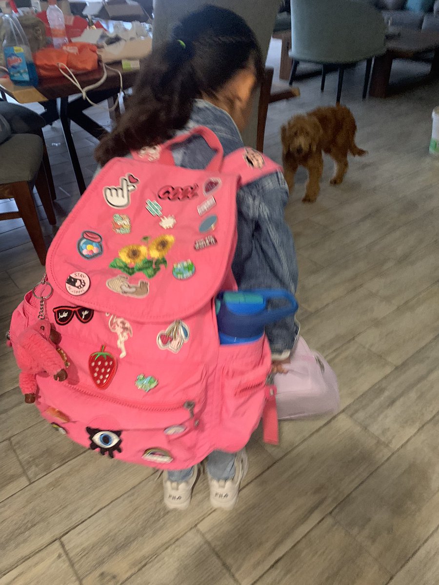 Revitalizando mochila con stickers Super cool!!! Regreso a clases <a href="/asilascosasw/">Así Las Cosas</a>