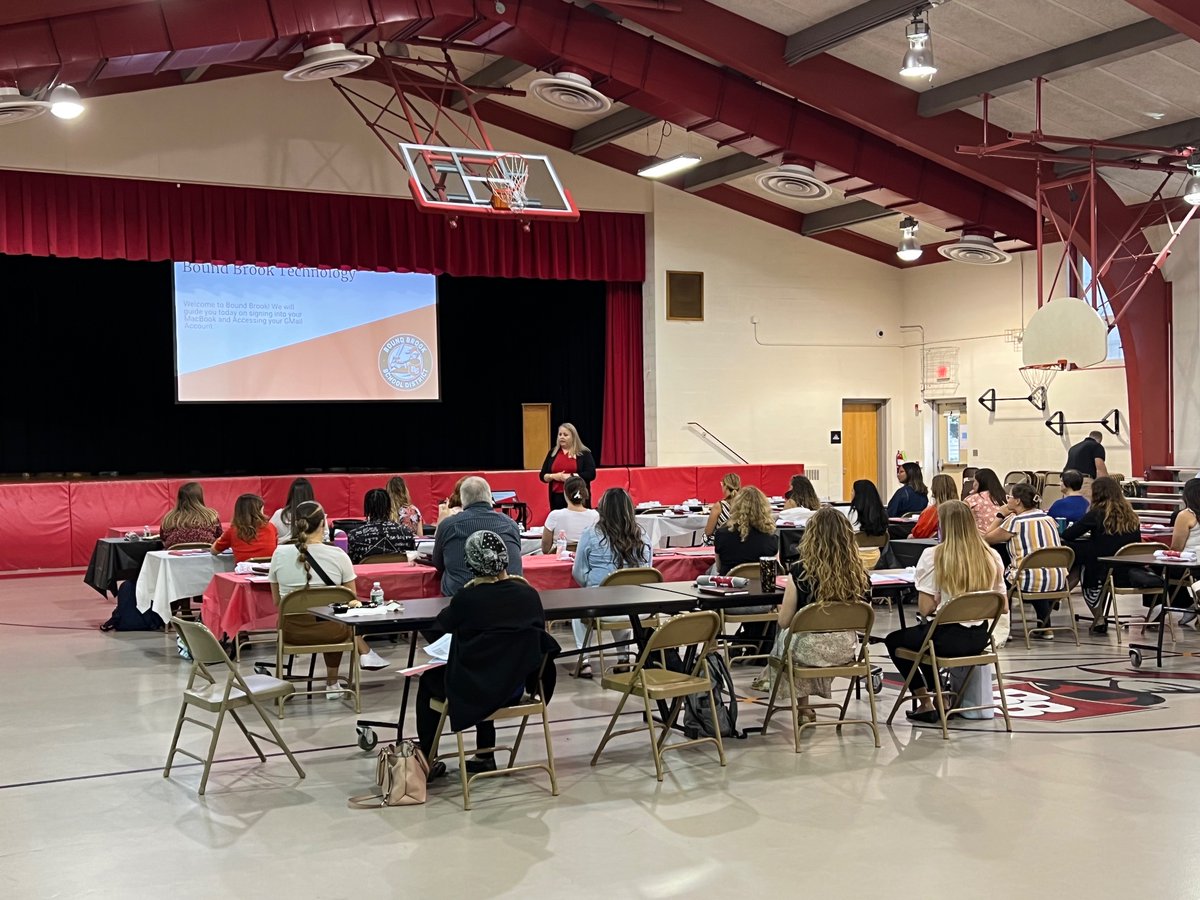 Leunig_Edu's tweet photo. New Teacher Orientation! Can’t wait to start at Community Middle School! @CMSKnights 

#boundtoastound #bbsd #cms #middleschool https://t.co/yPwPIUZAOR