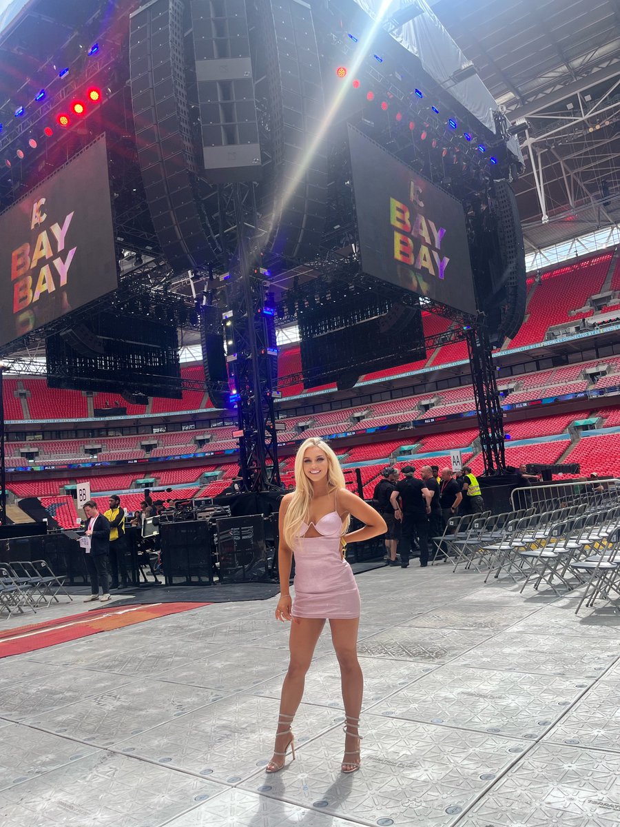 MylaGrace_x's tweet photo. Thank you AEW for inviting me to be a small part of your MASSIVE show. 💛 ps. I am fine guys, and the stairs did not hurt 🤭 heheh https://t.co/7pf6Wcc9TT