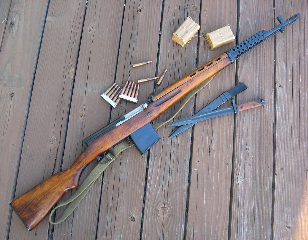 Gunsbot's tweet photo. SVT
トカレフ技師によって設計された、セミオートマチックライフル
1930年代、モシンナガン小銃に替わるソ連軍の新しい歩兵銃として開発された
初期モデルのSVT-38は扱い辛く、給弾不良も良く起こしたが、後にこれらを改良したSVT-40が生産された
https://t.co/TGoH931oHl