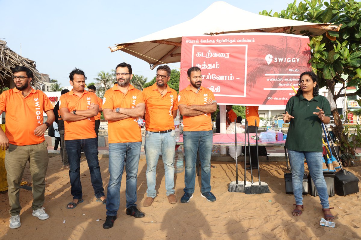 WeAreSwiggy's tweet photo. #Swiggy recently organised Elliot Beach, Chennai's clean-up to conclude the week-long celebrations of 'Madras Day'. 100 #DeliveryExecutives and 30 #Swiggsters, including Sidharth Bhakoo (National Business Head), helped collect 140 kg of trash from the shores.
#SwiggyIndia https://t.co/FYan6aGk7d
