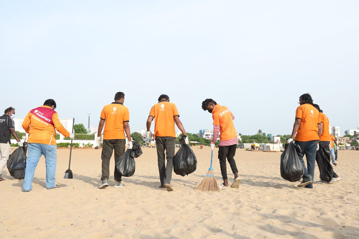WeAreSwiggy's tweet photo. #Swiggy recently organised Elliot Beach, Chennai's clean-up to conclude the week-long celebrations of 'Madras Day'. 100 #DeliveryExecutives and 30 #Swiggsters, including Sidharth Bhakoo (National Business Head), helped collect 140 kg of trash from the shores.
#SwiggyIndia https://t.co/FYan6aGk7d