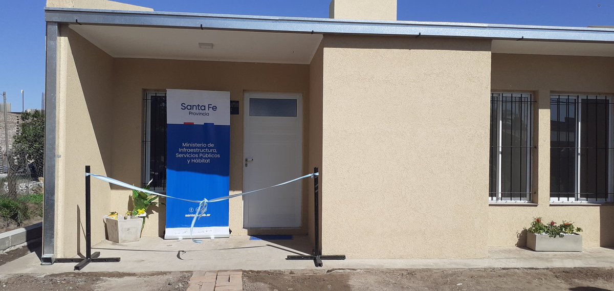 EstrellaScolari's tweet photo. Familias de #PavónArriba y #Fighiera acceden a la vivienda

Seguimos cumpliendo con el compromiso del primer día de gestión: que familias de todas las localidades de la provincia cumplan el sueño de tener la casa propia. 

#ElegimosHacer 
#SantaFeProvincia https://t.co/ECr6S2Uj2q